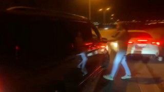 İstanbulda polisten seyir halindeki araca düzensiz göçmen operasyonu