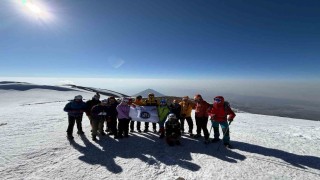 İstanbuldan gelen dağcılar Ağrı Dağının zirvesine ulaştı