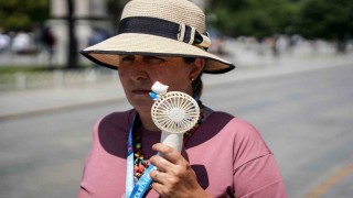 İstanbulun kavurucu sıcağında turistler el vantilatörleri ile serinliyor