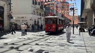 İstiklal Caddesinde fren yerine gaza basan sürücü tramvaya çarptı