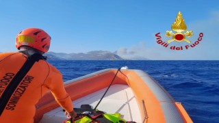 İtalyada orman yangını: 102 kişi deniz yoluyla tahliye edildi