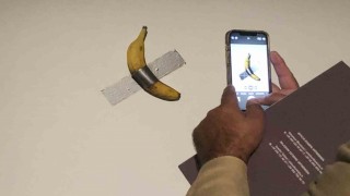 İtalyan sanatçının duvardaki 6.2 milyon dolarlık muz eseri bir kez daha yendi