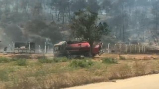 İtfaiyeciler alevlerin arasında kalmakta son anda kurtuldular, araçları kül oldu