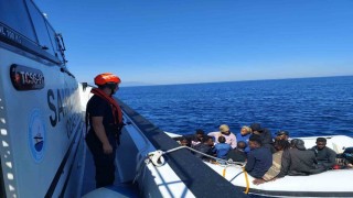İzmir açıklarında 16 kaçak göçmen yakalandı