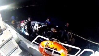 İzmir açıklarında sürüklenen lastik bottaki 3ü çocuk 37 göçmen kurtarıldı