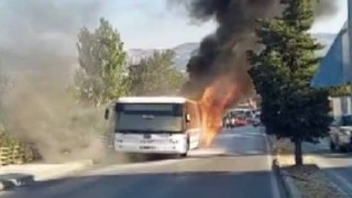 İzmirde belediye otobüsü alev alev yandı: Yolcular canını zor kurtardı