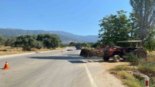 İzmirde motosiklet ile traktör çarpıştı: 1 ağır yaralı