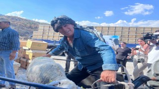 İzmirde orman yangınlarından etkilenen vatandaşların yaraları sarılıyor