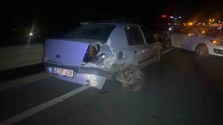 İzmitte iki otomobil çarpıştı