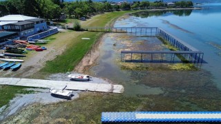 İznik Gölünde korkutan görüntü...En büyük iskelesi karaya oturdu