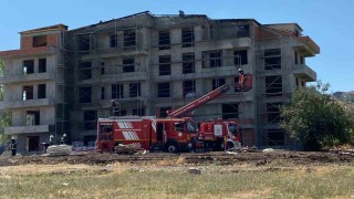 İzolasyon çalışması sırasında çatı alevlere teslim oldu