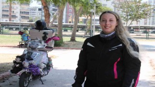 Kadın kurye, renkli motosikletiyle trafikte ilgi odağı oldu