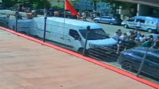 Kadın muhabire görevi başında linç girişimi kamerada: Paramparça ederiz