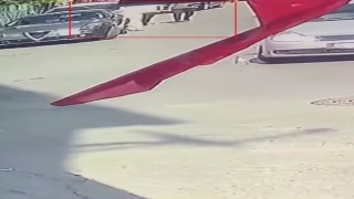 Kadının yere düşürdüğü altın bilekliğini alıp, yoluna devam eden şahıs kameraya yansıdı