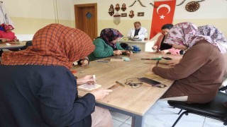 Kadınlar, sedef kakma işlemeciliğini Şahinbey Belediyesi Tesisilerinde öğreniyor