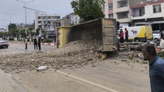 Kadirli’de Refüje Çarpan Kamyon Devrildi: Sürücü Yaralandı