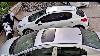 Kafasına atlet ve kask geçirerek hırsızlık girişiminde bulunan 2 şahıs kamerada