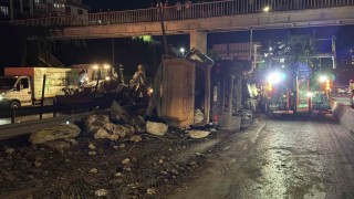 Kağıthanede moloz yüklü hafriyat kamyonu devrildi: 1 yaralı