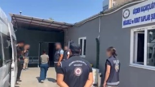 Kamerunlu göçmen kaçakçısı yurt dışına çıkarmaya çalıştığı 11 kişiyle yakalandı