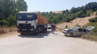 Kamyon ile otomobil kafa kafaya çarpıştı