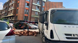 Kamyondan düşen tuğlalar yolu kapattı