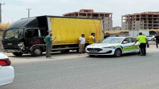 Kamyonet ile otomobil kafa kafaya çarpıştı: 2 yaralı