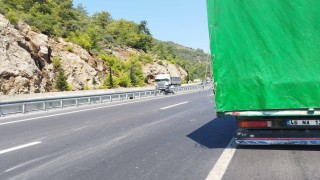 Kamyonete arkadan çarpan motosikletli yaralandı