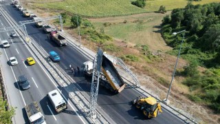 Kamyonun açık unutulan damperi yön levhasına çarptı