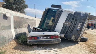 Kamyonun üzerine devrilmesiyle hurdaya dönen Tofaşta kimsenin olmaması faciayı önledi