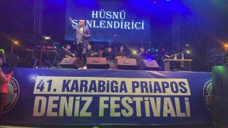 Karabigada Priapos Deniz Festivalinde Hüsnü Şenlendirici ve Emre Fel rüzgarı esti