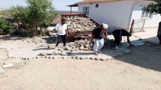 Karacasuda parke taşı döşeme çalışmaları devam ediyor