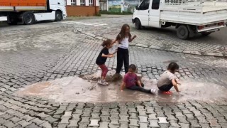 Karadenizde yağmur bu kez eğlenceye dönüştü