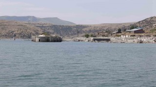 Karakurt Baraj Gölünde sular çekildi, tarihi köy yeniden ortaya çıktı