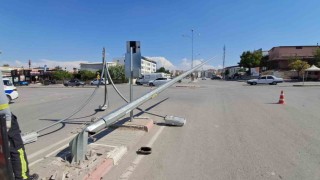 Karamanda aydınlatma direğini deviren araç kaçtı