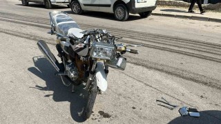 Karamanda ciple çarpışıp yola savrulan motosikletli yaralandı