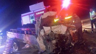 Karamanda kamyona çarpan kamyonet sürücüsü araçta sıkıştı: 1 yaralı