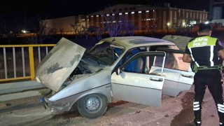 Karamanda kontrolden çıkan otomobil bariyerlere saplandı