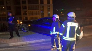 Karamanda kontrolden çıkan otomobil demir bariyere çarparak asılı kaldı