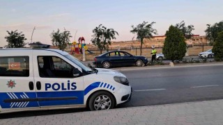 Karamanda kontrolden çıkan otomobil refüje çıktı: 1 yaralı