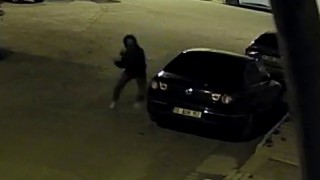 Karamanda otomobile zarar veren kasklı saldırgan kamerada