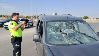 Karamanda otomobille hafif ticari araç çarpıştı: 1 yaralı