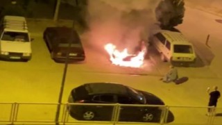 Karamanda park halindeki otomobil alev alev yandı