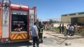 Karamanda tutuşan keresteleri itfaiye söndürdü