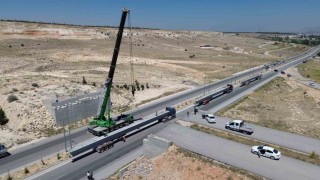 Karamanda yeni çevre yolundaki köprülü kavşağın 60 tonluk köprü kirişleri vinçle yerleştirildi