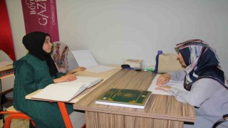 Karanlık dünyalarını Kuran-ı Kerim ile aydınlatıyorlar