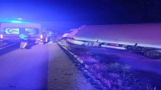 Karapınarda tır şarampole düştü: 1 yaralı