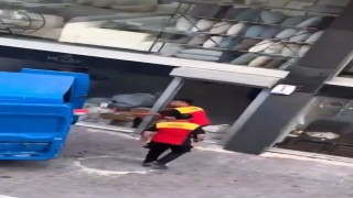 Kargo firması çalışanları kolileri kamyona fırlatarak yükledi