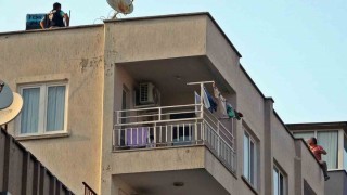 Karısına kızıp çatıya çıktı, itfaiye erlerine köşe kapmaca oynattı