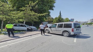 Karşı yola geçen otomobil 2 araca ve trafoya çarptı: 1 yaralı