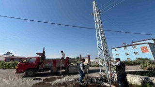 Karsta ARAS elektrik köylerde elektrik direklerini yeniliyor